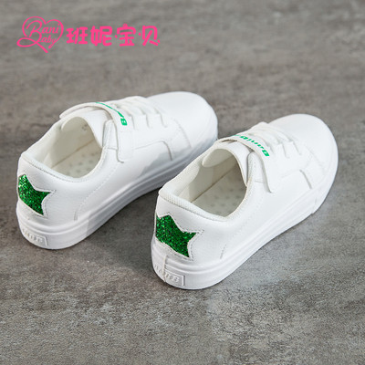 Модерни детски кецове за момичета с лепенки в бял цвят