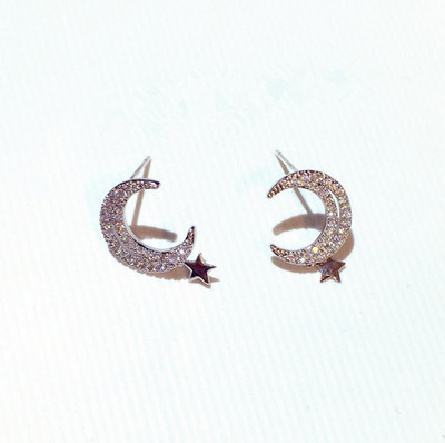 Малки дамски обеци с декоративни камъни в сребрист цвят