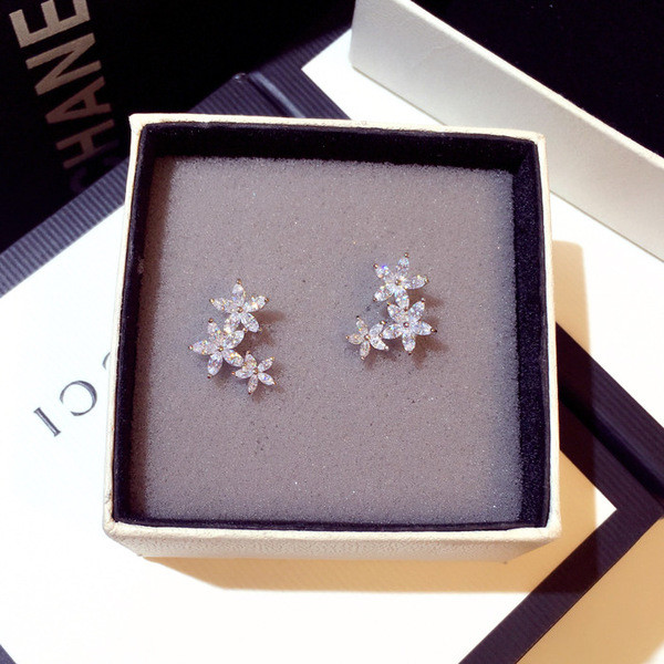 Нежни дамски обеци в сребрист цвят - Цвете