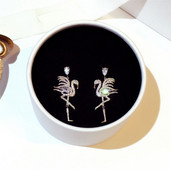 Női fülbevaló díszítő kövekkel, ezüst színben