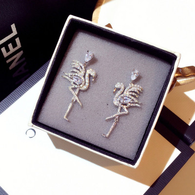 Női fülbevaló díszítő kövekkel, ezüst színben