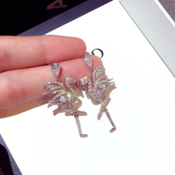 Női fülbevaló díszítő kövekkel, ezüst színben