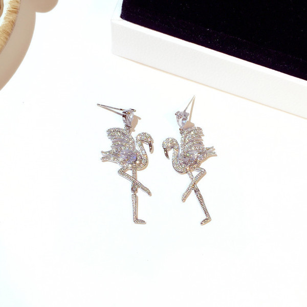 Női fülbevaló díszítő kövekkel, ezüst színben