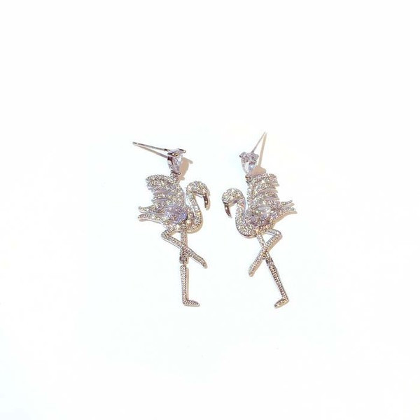 Női fülbevaló díszítő kövekkel, ezüst színben