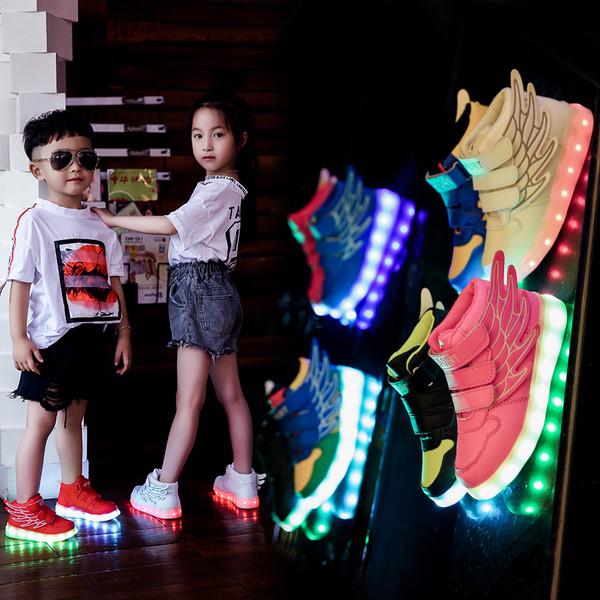 HIT Modern világító gyerek tornacipő 3D elemmel és matricákkal több színben