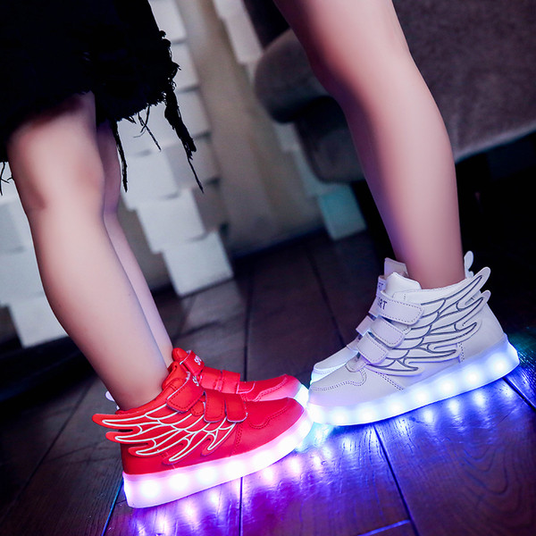 HIT Modern világító gyerek tornacipő 3D elemmel és matricákkal több színben