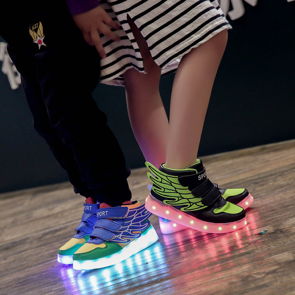 HIT Modern világító gyerek tornacipő 3D elemmel és matricákkal több színben