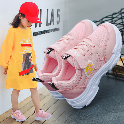 Sport és alkalmi gyerekcipők fehér és rózsaszín matricákkal