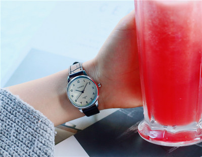 Дамски часовник в няколко цвята подходящ за ежедневието