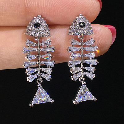 Női fülbevaló díszítő kövekkel, ezüst és arany színben