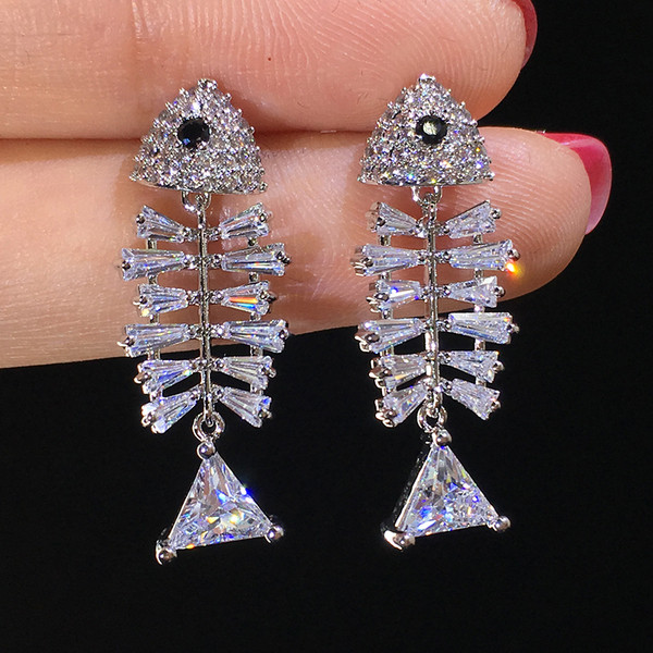 Női fülbevaló díszítő kövekkel, ezüst és arany színben