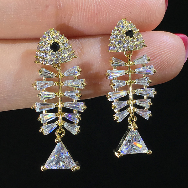 Női fülbevaló díszítő kövekkel, ezüst és arany színben