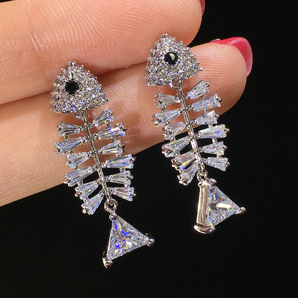 Női fülbevaló díszítő kövekkel, ezüst és arany színben