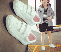 Ежедневни детски обувки за момичета с лепенки в бял цвят