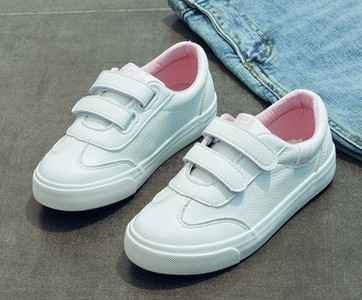 Ежедневни детски обувки за момичета с лепенки в бял цвят