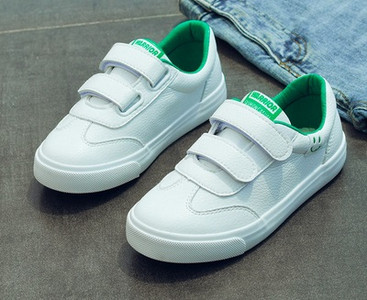 Ежедневни детски обувки за момичета с лепенки в бял цвят