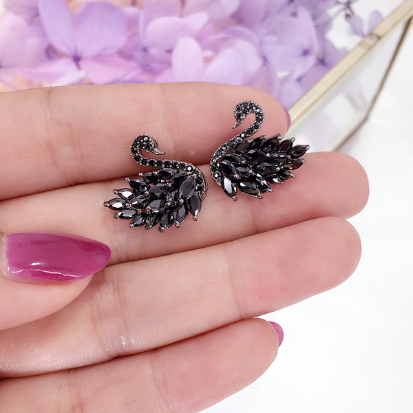 Стилни малки дамски обеци в бял и черен филм