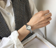 Стилен дамски тънък часовник