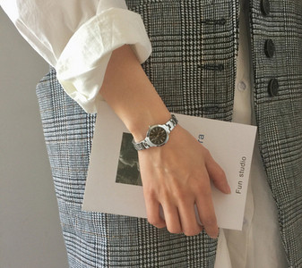 Стилен дамски тънък часовник