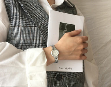 Стилен дамски тънък часовник