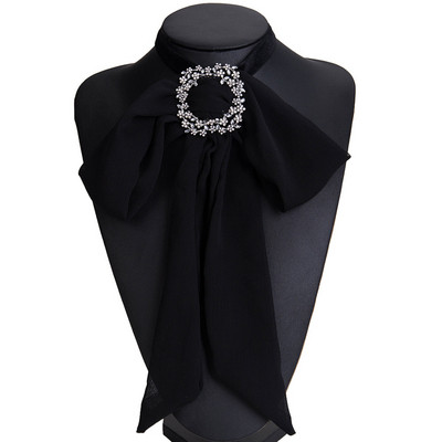 Стилно дамско колие в три цвята с метална декорация