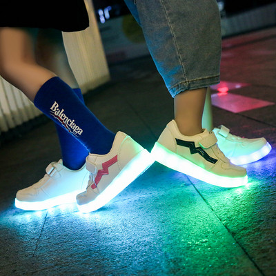 Модерни детски  светещи маратонки за момичета и момчета в бял цвят 