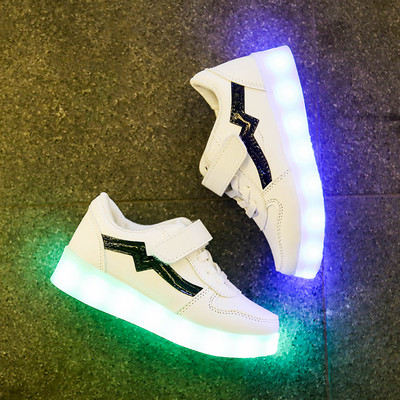 Modern világító gyerekcipő lányoknak és fiúknak fehér színben