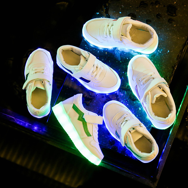 Modern világító gyerekcipő lányoknak és fiúknak fehér színben