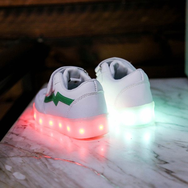 Modern világító gyerekcipő lányoknak és fiúknak fehér színben