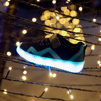 Világító gyerekcipő több színben matricával