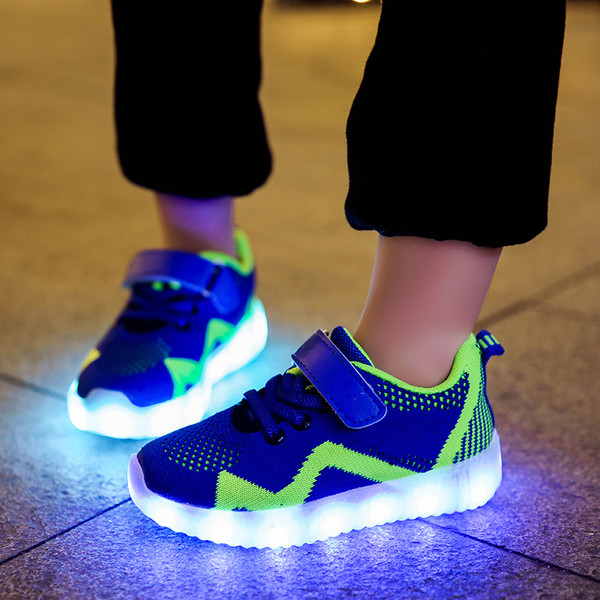 Világító gyerekcipő több színben matricával