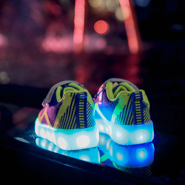 Világító gyerekcipő több színben matricával