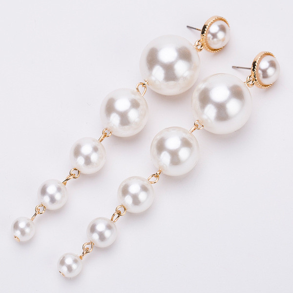 Hosszú, fehér gyöngyös női fülbevaló