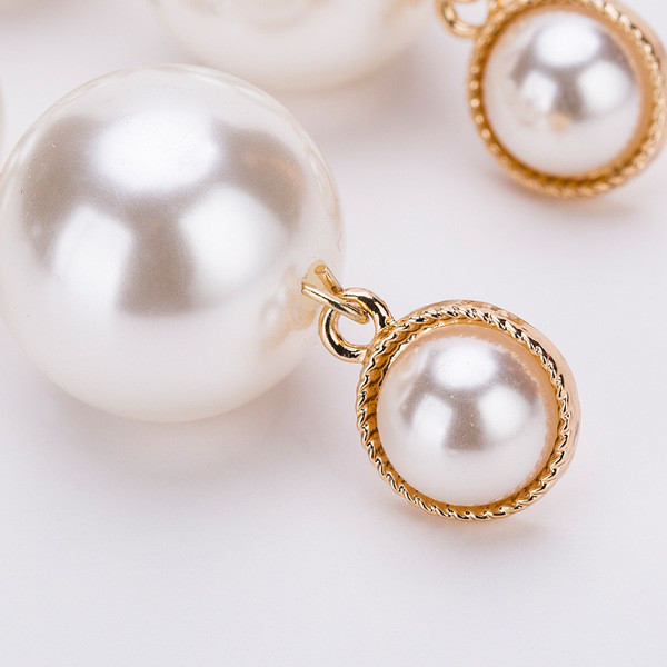 Hosszú, fehér gyöngyös női fülbevaló