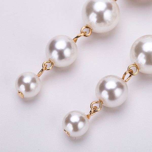 Hosszú, fehér gyöngyös női fülbevaló