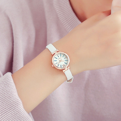 Elegáns női karóra vékony szíjjal, többféle színben