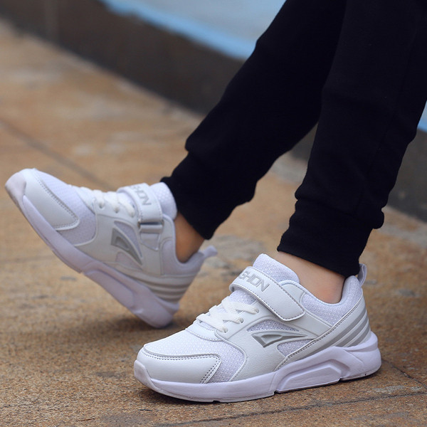 Модерни детски маратонки в три цвята