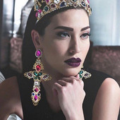 Női fülbevaló színes kövekkel, kereszt alakú