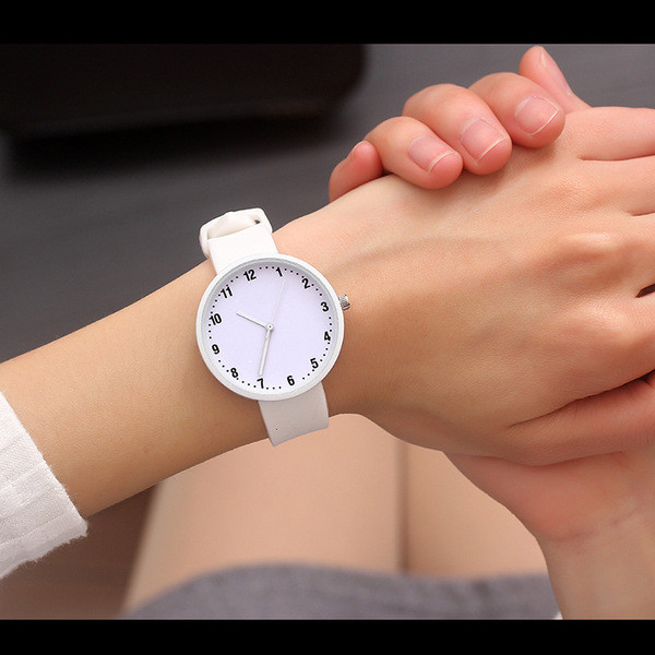 Ceas de zi cu zi pentru femei in diferite culori