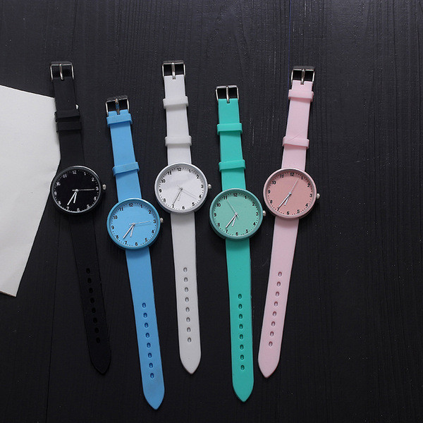 Ceas de zi cu zi pentru femei in diferite culori