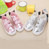 Modern gyerekcipő 3D elemmel és matricákkal két színben