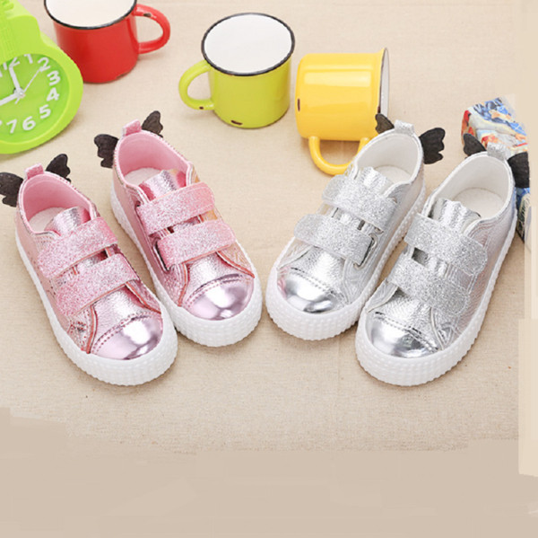 Modern gyerekcipő 3D elemmel és matricákkal két színben