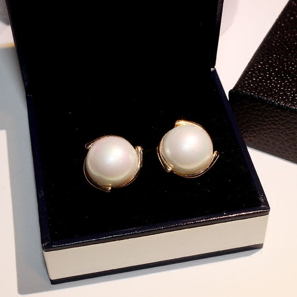 Cercei eleganti de dama cu perle in alb