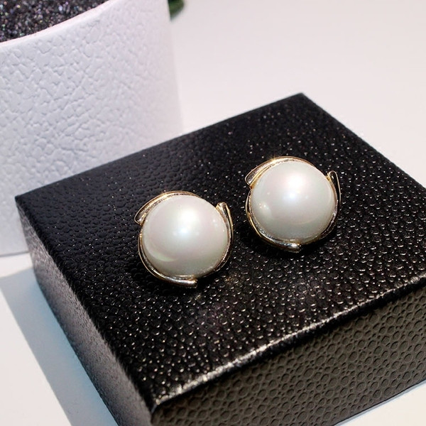 Cercei eleganti de dama cu perle in alb