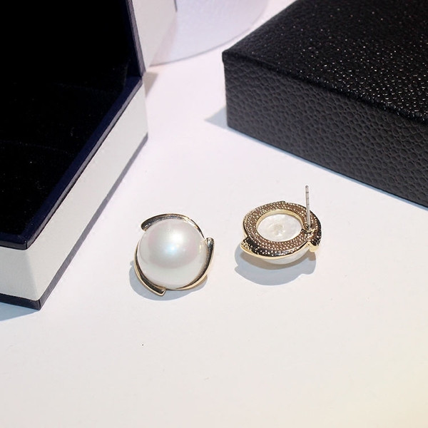 Cercei eleganti de dama cu perle in alb