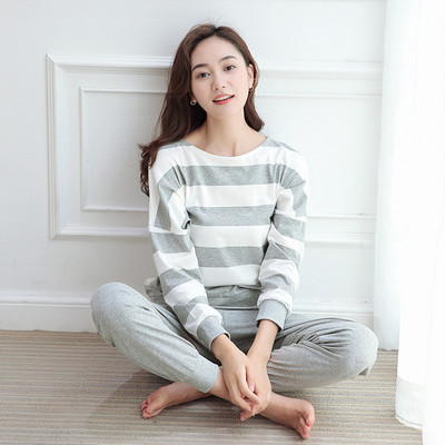 Pijamale pentru bărbați și femei de culoare deschisă