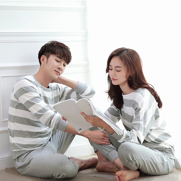 Pijamale pentru bărbați și femei de culoare deschisă