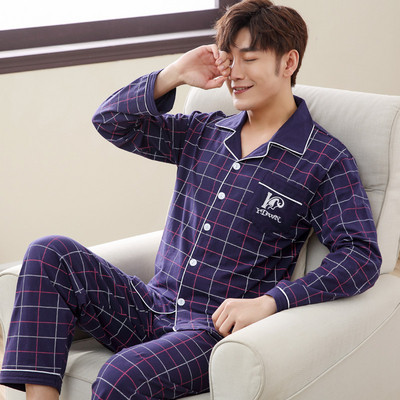 Férfi pizsama sötét és világos színekben