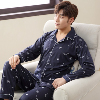 Férfi pizsama sötét és világos színekben