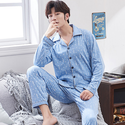 Férfi pizsama sötét és világos színekben